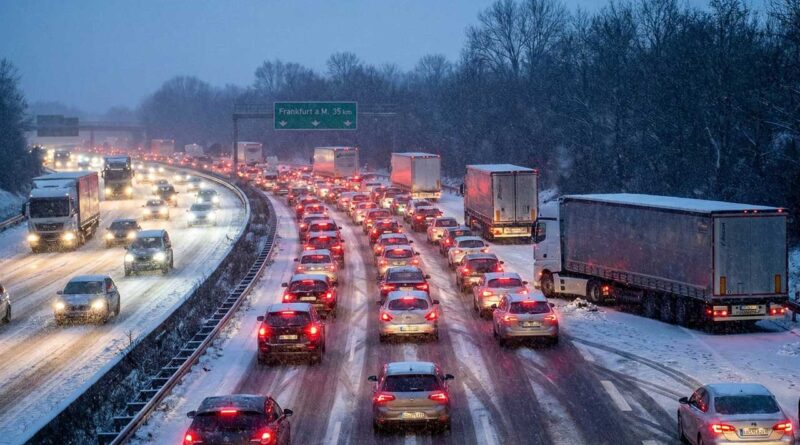 Wintereinbruch in Hessen: Verkehrschaos, Flugausfälle und kilometerlange Staus