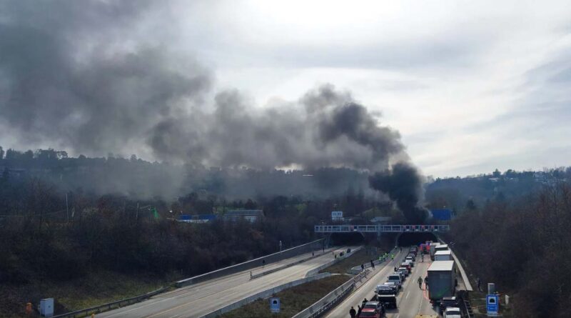 Großbrand im Engelbergtunnel: Lkw-Anhänger fängt auf der A81 Feuer und legt den regionalen Verkehr lahm